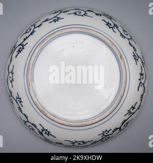 Antike Japanische Imari-Porzellanladegerät-Platte. 19. Jahrhundert. Durchmesser 31 cm / 12' Stockfoto