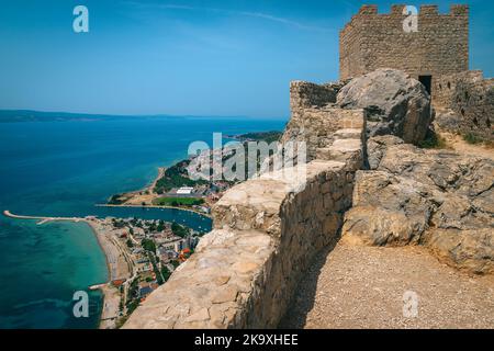 Atemberaubende Aussicht auf das Adriatische Meer und den schönen Fluss Cetina von der berühmten Festung Tvrdava Starigrad-Fortica, Omis, Dalmatien, Kroatien, Europa Stockfoto