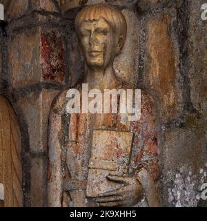 Quadratischer Blick auf die Statue des Heiligen Pastors, einem 13 Jahre alten Schuljungen, der von den Römern in Spanien gemeißelt wurde. Säulenstatue im Nordportal der Basilika Saint-Just in Valcabrère, Occitanie, Frankreich. Stockfoto