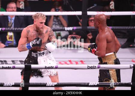 GLENDALE, AZ - 29. OKTOBER: Jake Paul und Anderson Silva treffen sich im Boxring zum Cruiserweight-Kampf beim PPV-Event Paul vs Silva von Showtime in der Desert Diamond Arena am 29. Oktober 2022 in Glendale, Arizona, USA. (Foto: Alejandro Salazar/PxImages) Stockfoto