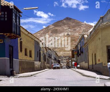 Potosi Stadt, Bolivien, Stadtzentrum und im Hintergrund die Mine Cerro Rico. Stockfoto