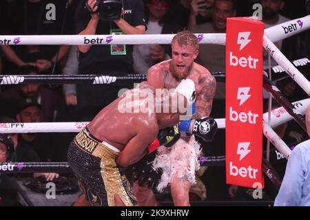 GLENDALE, AZ - 29. OKTOBER: Jake Paul und Anderson Silva treffen sich im Boxring zum Cruiserweight-Kampf beim PPV-Event Paul vs Silva von Showtime in der Desert Diamond Arena am 29. Oktober 2022 in Glendale, Arizona, USA. (Foto: Alejandro Salazar/PxImages) Stockfoto