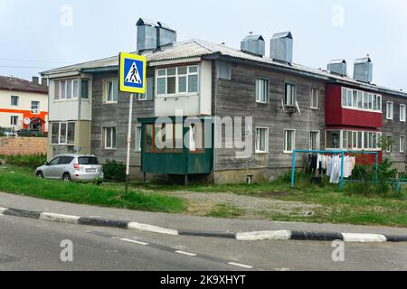 Yuzhno-Kurilsk, Russland - 01. August 2022: Stadtbild des Dorfes Yuzhno-Kurilsk auf der Insel Kunashir Stockfoto