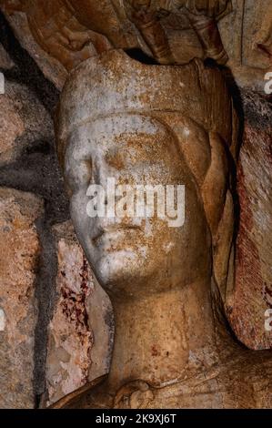 Das Gesicht der Heiligen Helena, der römischen Kaiserin und Mutter des ersten christlichen Kaisers Konstantin I.: Kopf- und Schulterdetails einer Säulenstatue aus dem späten 1100s. Jahrhundert im Nordportal der Basilika Saint-Just in Valcabrère, Occitanie, Frankreich, einer der französischen Kirchen, die ein Bruchteil des echten Kreuzes Helena beherbergt hat, das aus Jerusalem zurückgebracht wurde. Stockfoto