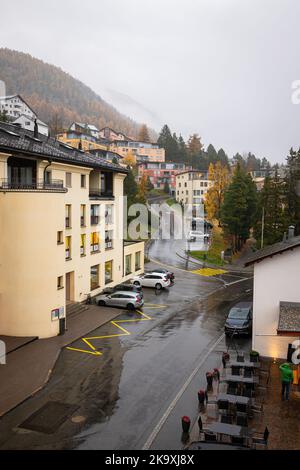 Bergauf in der Stadt Samedan, Schweiz nach einem Regenschauer. Stockfoto