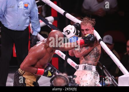 GLENDALE, AZ - 29. OKTOBER: Jake Paul und Anderson Silva treffen sich im Boxring zum Cruiserweight-Kampf beim PPV-Event Paul vs Silva von Showtime in der Desert Diamond Arena am 29. Oktober 2022 in Glendale, Arizona, USA. (Foto: Alejandro Salazar/PxImages) Stockfoto