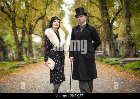 London, Großbritannien. 30. Okt 2022. Halloween-Treffen der Society of Salome auf dem Brompton Cemetery. Auf dem denkmalgeschützten Friedhof der Klasse I versammeln sich tadellos gekleidete Mode- und Kulturliebhaber der viktorianischen, edwardianischen und Art déco-Zeit. Kredit: Guy Corbishley/Alamy Live Nachrichten Stockfoto
