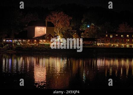 New Hope, PA, USA, 10,26,2022.Blick auf Bucks County Playhouse in Pennsylvania von Lambertville NJ übernommen über den Delaware River in der Nacht. Stockfoto