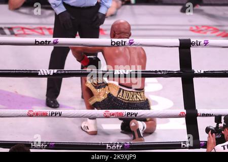 GLENDALE, AZ - 29. OKTOBER: Jake Paul und Anderson Silva treffen sich im Boxring zum Cruiserweight-Kampf beim PPV-Event Paul vs Silva von Showtime in der Desert Diamond Arena am 29. Oktober 2022 in Glendale, Arizona, USA. (Foto: Alejandro Salazar/PxImages) Stockfoto