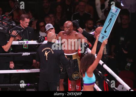 GLENDALE, AZ - 29. OKTOBER: Jake Paul und Anderson Silva treffen sich im Boxring zum Cruiserweight-Kampf beim PPV-Event Paul vs Silva von Showtime in der Desert Diamond Arena am 29. Oktober 2022 in Glendale, Arizona, USA. (Foto: Alejandro Salazar/PxImages) Stockfoto