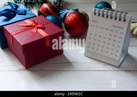 Weihnachtsdekoration und Dezember-Kalender mit anpassbarem Platz für Text. Speicherplatz kopieren. Stockfoto