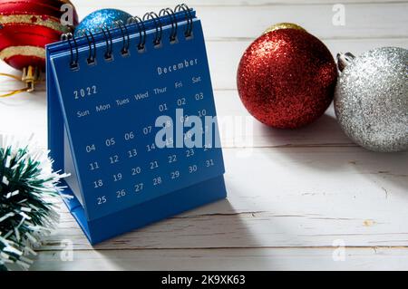 Weihnachtsdekoration und blauer Dezember-Kalender mit anpassbarem Platz für Text. Speicherplatz kopieren. Stockfoto