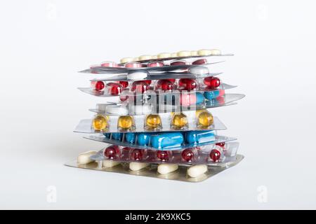 Zu viele verschiedene Pille-Patronen gestapelt. Selektiver Fokus. Packungen mit Blisterpillen mit Tabletten. Farbige Pastillen-Pakete. Ein Haufen Medizin in BL Stockfoto