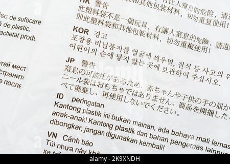 Warnung vor Erstickungsgefahr (fernöstliche Sprachen) auf HDPE-/Polyethylenbeutel mit hoher Dichte. Für Kinder-Sicherheitswarnung, Kunststoff-Recycling Stockfoto