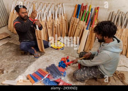 Arbeiter haben fertige Fledermäuse in einer Fabrik in Sangam in den Griff bekommen. Seit Jahren gilt Kashmiri-Weide als dem Holz der englischen Weide, die immer noch ein nahezu Monopol über die globale Cricket-Fledermaus-Industrie besitzt, erheblich unterlegen und hat vor kurzem einen bedeutenden Ausflug in die internationale Cricket-Welt unternommen, der von einigen Spielern bei der Weltmeisterschaft T20 und der verwendet wurde Legends Cricket League. In den letzten vier Jahren haben 25 Geschäftseinheiten der Fledermausherstellungsindustrie in Halmulla und Sangam im Bijbehara-Gürtel aufgrund mangelnder Nachfrage geschlossen. Stockfoto