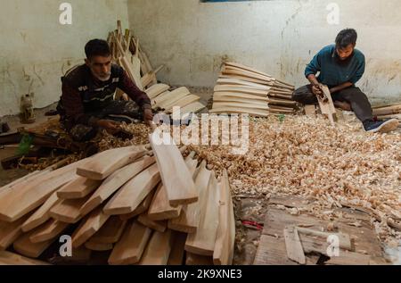 Ein Arbeiter formt eine Weide mit einem Holzbearbeitungswerkzeug, um Cricket-Schläger in einer Fabrik in Sangam herzustellen. Seit Jahren gilt Kashmiri-Weide als dem Holz der englischen Weide, die immer noch ein nahezu Monopol über die globale Cricket-Fledermaus-Industrie besitzt, erheblich unterlegen und hat vor kurzem einen bedeutenden Ausflug in die internationale Cricket-Welt unternommen, der von einigen Spielern bei der Weltmeisterschaft T20 und der verwendet wurde Legends Cricket League. In den letzten vier Jahren haben 25 Geschäftseinheiten der Fledermausherstellungsindustrie in Halmulla und Sangam im Bijbehara-Gürtel aufgrund mangelnder Nachfrage geschlossen. Stockfoto