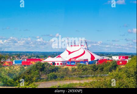 Farbenfrohes Zelt des SANTUS CIRCUS - in der Nähe des Dorfes Cliffsend, Le Cirque De France! Ein französischer, familiengeführter Zirkus, der seit über 30 Jahren durch Großbritannien reist Stockfoto