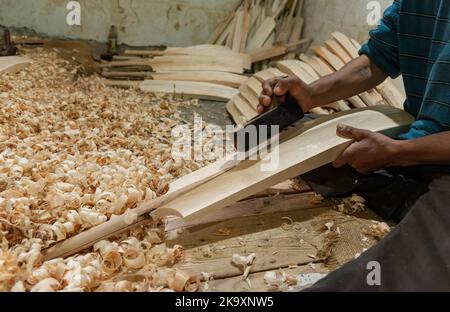 Ein Arbeiter formt eine Weide mit einem Holzbearbeitungswerkzeug, um Cricket-Schläger in einer Fabrik in Sangam herzustellen. Seit Jahren gilt Kashmiri-Weide als dem Holz der englischen Weide, die immer noch ein nahezu Monopol über die globale Cricket-Fledermaus-Industrie besitzt, erheblich unterlegen und hat vor kurzem einen bedeutenden Ausflug in die internationale Cricket-Welt unternommen, der von einigen Spielern bei der Weltmeisterschaft T20 und der verwendet wurde Legends Cricket League. In den letzten vier Jahren haben 25 Geschäftseinheiten der Fledermausherstellungsindustrie in Halmulla und Sangam im Bijbehara-Gürtel aufgrund mangelnder Nachfrage geschlossen. (Foto von Idrees Abbas/SO Stockfoto