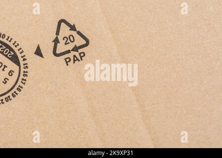 Schwarzer Mobius Loop für Recyclingpapier auf Karton. 20 entspricht einem Prozentsatz der recycelten Materialien, die in dem etikettierten Produkt oder Material verwendet werden Stockfoto