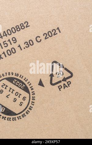 Schwarzer Mobius Loop für Recyclingpapier auf Karton. 20 entspricht einem Prozentsatz der recycelten Materialien, die in dem etikettierten Produkt oder Material verwendet werden Stockfoto