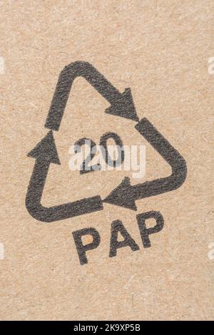 Schwarzer Mobius Loop für Recyclingpapier auf Karton. 20 entspricht einem Prozentsatz der recycelten Materialien, die in dem etikettierten Produkt oder Material verwendet werden Stockfoto