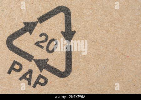 Schwarzer Mobius Loop für Recyclingpapier auf Karton. 20 entspricht einem Prozentsatz der recycelten Materialien, die in dem etikettierten Produkt oder Material verwendet werden Stockfoto