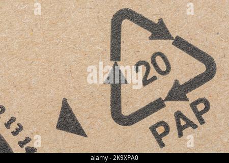 Schwarzer Mobius Loop für Recyclingpapier auf Karton. 20 entspricht einem Prozentsatz der recycelten Materialien, die in dem etikettierten Produkt oder Material verwendet werden Stockfoto