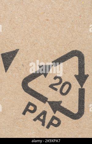 Schwarzer Mobius Loop für Recyclingpapier auf Karton. 20 entspricht einem Prozentsatz der recycelten Materialien, die in dem etikettierten Produkt oder Material verwendet werden Stockfoto