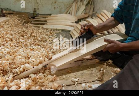 29. Oktober 2022, Bijhbehara, Jammu und Kashmir, Indien: Ein Arbeiter formt eine Weide mit einem Holzbearbeitungswerkzeug, um Cricket-Schläger in einer Fabrik in Sangam herzustellen. Seit Jahren gilt Kashmiri-Weide als dem Holz der englischen Weide, die immer noch ein nahezu Monopol über die globale Cricket-Fledermaus-Industrie besitzt, erheblich unterlegen und hat vor kurzem einen bedeutenden Ausflug in die internationale Cricket-Welt unternommen, der von einigen Spielern bei der Weltmeisterschaft T20 und der verwendet wurde Legends Cricket League. In den letzten vier Jahren haben fünfundzwanzig Geschäftseinheiten der Fledermaus-produzierenden Industrie in Halmulla und Sangam Bereich Bijbehara Gürtel c Stockfoto