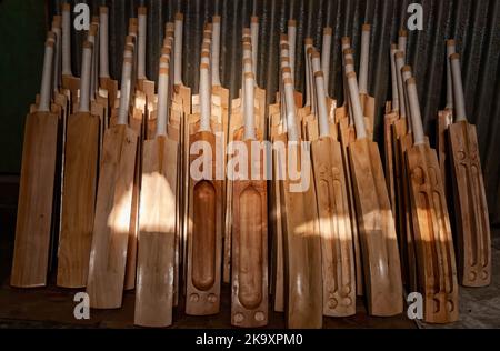 29. Oktober 2022, Bijhbehara, Jammu und Kaschmir, Indien: Vorbereitete Fledermäuse in einer Fabrik in Sangam gesehen. Seit Jahren gilt Kashmiri-Weide als dem Holz der englischen Weide, die immer noch ein nahezu Monopol über die globale Cricket-Fledermaus-Industrie besitzt, erheblich unterlegen und hat vor kurzem einen bedeutenden Ausflug in die internationale Cricket-Welt unternommen, der von einigen Spielern bei der Weltmeisterschaft T20 und der verwendet wurde Legends Cricket League. In den letzten vier Jahren haben 25 Geschäftseinheiten der Fledermausherstellungsindustrie in Halmulla und Sangam im Bijbehara-Gürtel aufgrund mangelnder Nachfrage geschlossen. (Bild: © Idr Stockfoto