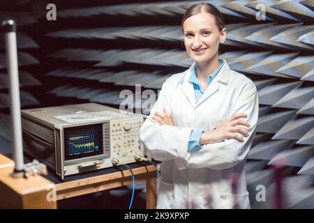 Techniker in einem stillen Labor, das HF-Geräte testet Stockfoto