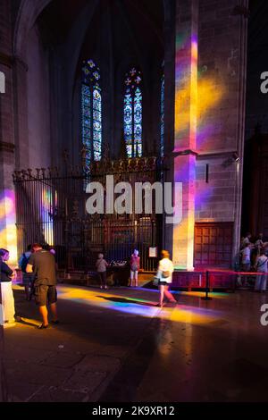 Dramatische abstrakte Farbmuster aus Sonnenlicht und Schatten von Buntglasfenstern in der Kathedrale la seu in Palma Mallorca Balärische Spanien Stockfoto
