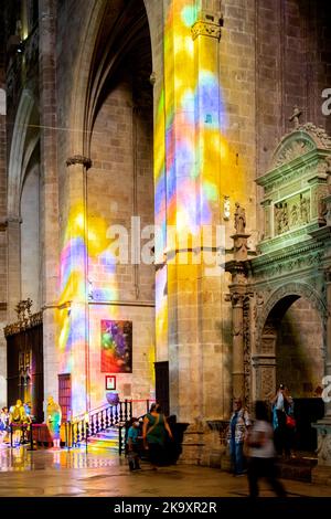 Dramatische abstrakte Farbmuster aus Sonnenlicht und Schatten von Buntglasfenstern in der Kathedrale la seu in Palma Mallorca Balärische Spanien Stockfoto