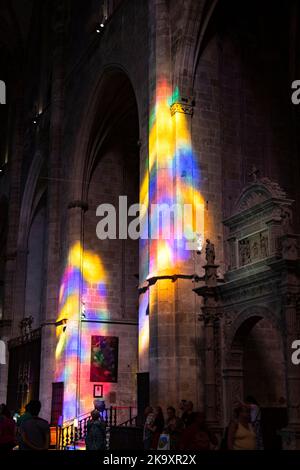 Dramatische abstrakte Farbmuster aus Sonnenlicht und Schatten von Buntglasfenstern in der Kathedrale la seu in Palma Mallorca Balärische Spanien Stockfoto