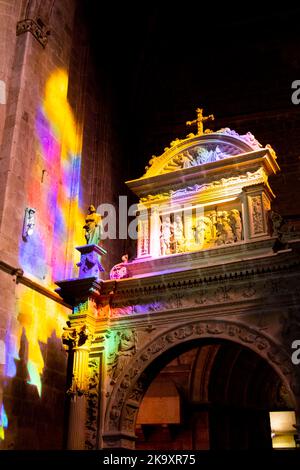 Dramatische abstrakte Farbmuster aus Sonnenlicht und Schatten von Buntglasfenstern in der Kathedrale la seu in Palma Mallorca Balärische Spanien Stockfoto