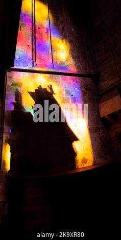 Dramatische abstrakte Farbmuster aus Sonnenlicht und Schatten von Buntglasfenstern in der Kathedrale la seu in Palma Mallorca Balärische Spanien Stockfoto