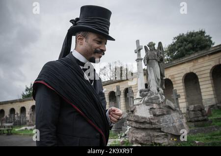 London, Großbritannien. 30. Okt 2022. Halloween-Treffen der Society of Salome auf dem Brompton Cemetery. Auf dem denkmalgeschützten Friedhof der Klasse I versammeln sich tadellos gekleidete Mode- und Kulturliebhaber der viktorianischen, edwardianischen und Art déco-Zeit. Kredit: Guy Corbishley/Alamy Live Nachrichten Stockfoto
