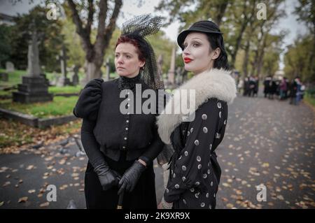 London, Großbritannien. 30. Okt 2022. Halloween-Treffen der Society of Salome auf dem Brompton Cemetery. Auf dem denkmalgeschützten Friedhof der Klasse I versammeln sich tadellos gekleidete Mode- und Kulturliebhaber der viktorianischen, edwardianischen und Art déco-Zeit. Kredit: Guy Corbishley/Alamy Live Nachrichten Stockfoto