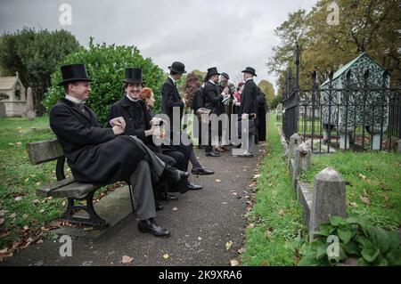 London, Großbritannien. 30. Okt 2022. Halloween-Treffen der Society of Salome auf dem Brompton Cemetery. Auf dem denkmalgeschützten Friedhof der Klasse I versammeln sich tadellos gekleidete Mode- und Kulturliebhaber der viktorianischen, edwardianischen und Art déco-Zeit. Kredit: Guy Corbishley/Alamy Live Nachrichten Stockfoto