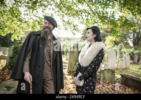 London, Großbritannien. 30. Okt 2022. Halloween-Treffen der Society of Salome auf dem Brompton Cemetery. Auf dem denkmalgeschützten Friedhof der Klasse I versammeln sich tadellos gekleidete Mode- und Kulturliebhaber der viktorianischen, edwardianischen und Art déco-Zeit. Kredit: Guy Corbishley/Alamy Live Nachrichten Stockfoto