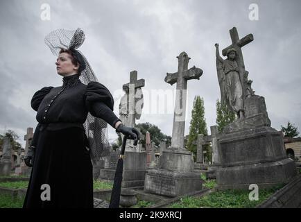 London, Großbritannien. 30. Okt 2022. Halloween-Treffen der Society of Salome auf dem Brompton Cemetery. Auf dem denkmalgeschützten Friedhof der Klasse I versammeln sich tadellos gekleidete Mode- und Kulturliebhaber der viktorianischen, edwardianischen und Art déco-Zeit. Kredit: Guy Corbishley/Alamy Live Nachrichten Stockfoto