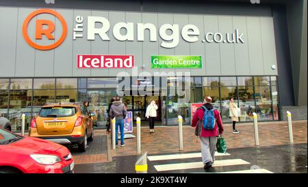 Glasgow, Schottland, Großbritannien 30.. Oktober 2022. Der neue riesige The Range Store wird in einem großen westlichen Einzelhandelsmarkt in drumchapel eröffnet und am Eröffnungswochenende von Menschenmassen verpackt. Credit Gerard Ferry/Alamy Live News Stockfoto