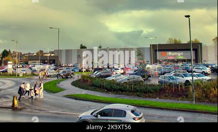 Glasgow, Schottland, Großbritannien 30.. Oktober 2022. Der neue riesige The Range Store wird in einem großen westlichen Einzelhandelsmarkt in drumchapel eröffnet und am Eröffnungswochenende von Menschenmassen verpackt. Credit Gerard Ferry/Alamy Live News Stockfoto