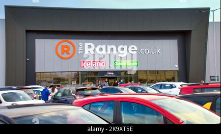 Glasgow, Schottland, Großbritannien 30.. Oktober 2022. Der neue riesige The Range Store wird in einem großen westlichen Einzelhandelsmarkt in drumchapel eröffnet und am Eröffnungswochenende von Menschenmassen verpackt. Credit Gerard Ferry/Alamy Live News Stockfoto