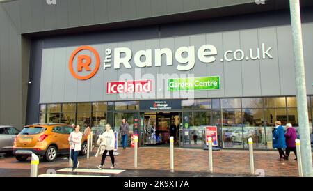 Glasgow, Schottland, Großbritannien 30.. Oktober 2022. Der neue riesige The Range Store wird in einem großen westlichen Einzelhandelsmarkt in drumchapel eröffnet und am Eröffnungswochenende von Menschenmassen verpackt. Credit Gerard Ferry/Alamy Live News Stockfoto