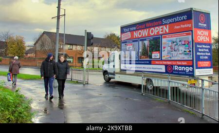 Glasgow, Schottland, Großbritannien 30.. Oktober 2022. Der neue riesige The Range Store wird in einem großen westlichen Einzelhandelsmarkt in drumchapel eröffnet und am Eröffnungswochenende von Menschenmassen verpackt. Credit Gerard Ferry/Alamy Live News Stockfoto