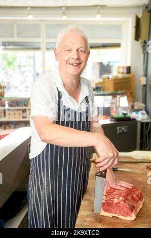 Ein Metzger in der Stadt Glastonbury in Somerset. Stockfoto