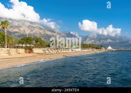 Strand und Bergküste in Antalya Kemer Türkei Stockfoto