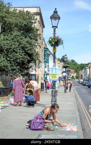 Straßenpflaster-Künstler auf der High Street in der Stadt Glastonbury in Somerset, Großbritannien Stockfoto