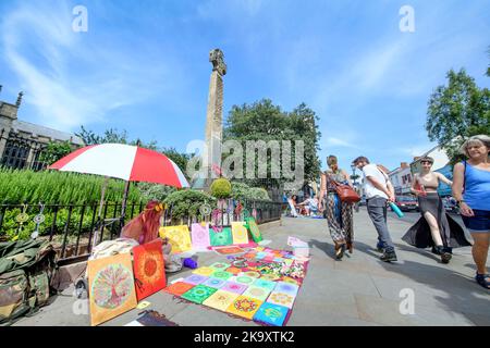 Straßenkünstler auf der High Street in der Stadt Glastonbury in Somerset, Großbritannien Stockfoto